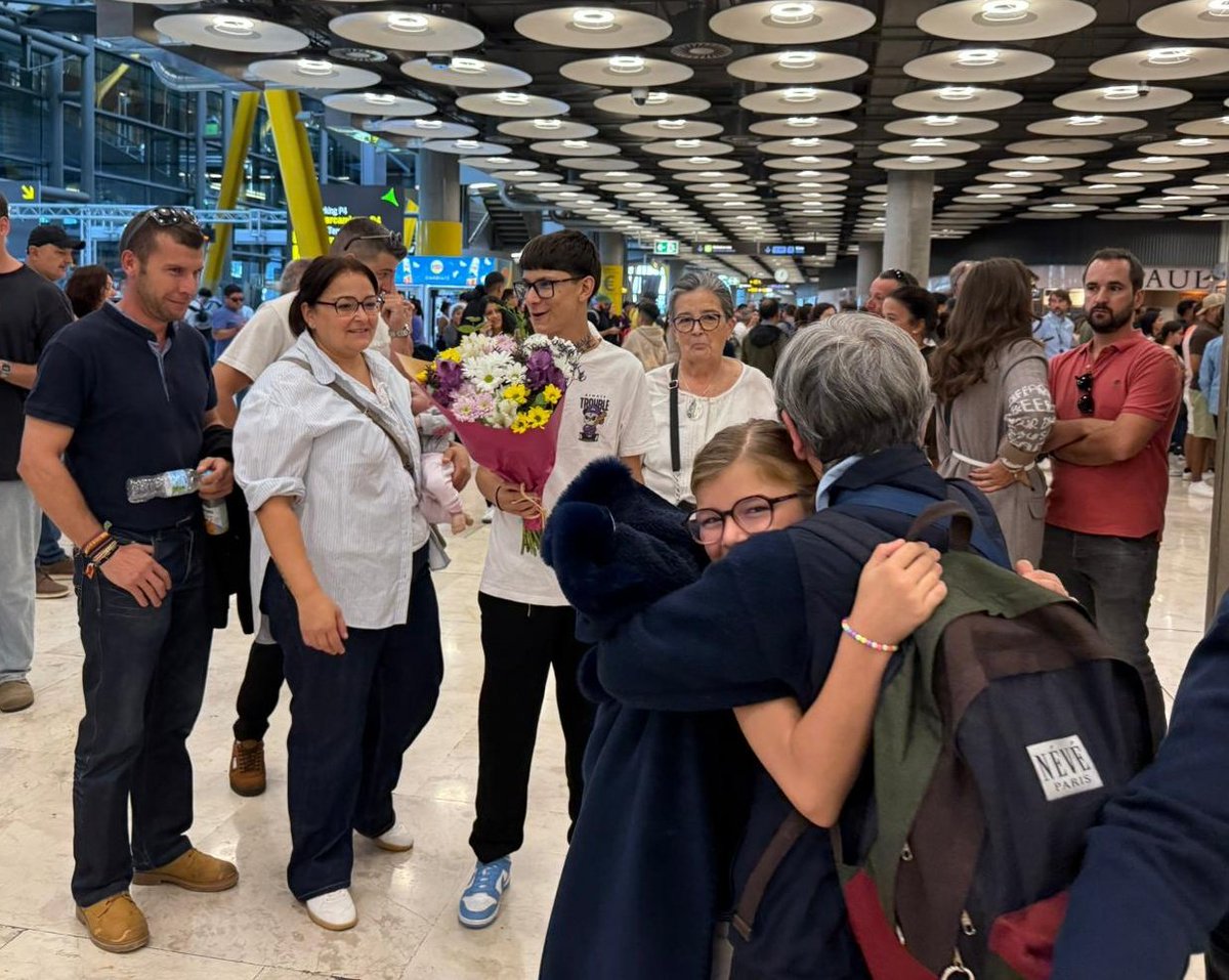🫂 Calurosa acogida a Sor Josefa a su regreso de Ecuador, después de 2 años de #EnvíoMisionero.

Gracias a las Hijas de la Caridad de #Ecuador 🇪🇨 por su cuidado y hospitalidad y gracias a la #Compañía por ofrecer esta rica experiencia vocacional. #Lumière ✨️