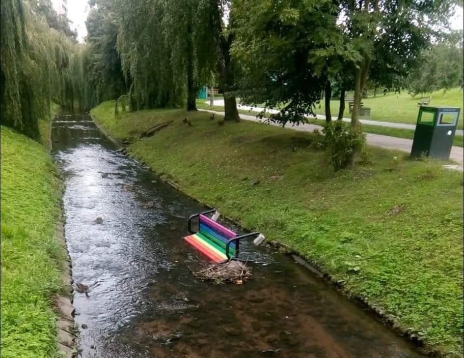 Tęczowe ławeczki, szybko powstały i szybko wylądowały w Silnicy. Nie spotkamy się z akceptacją, a nakłady na ich naprawy mogły przekroczyć wartość inwestycji. Przy jednej z nich zamontowano kamerę i zaangażowano Straż Miejską żeby złapać osoby je dewastujące. Koszt 130 000 zł.