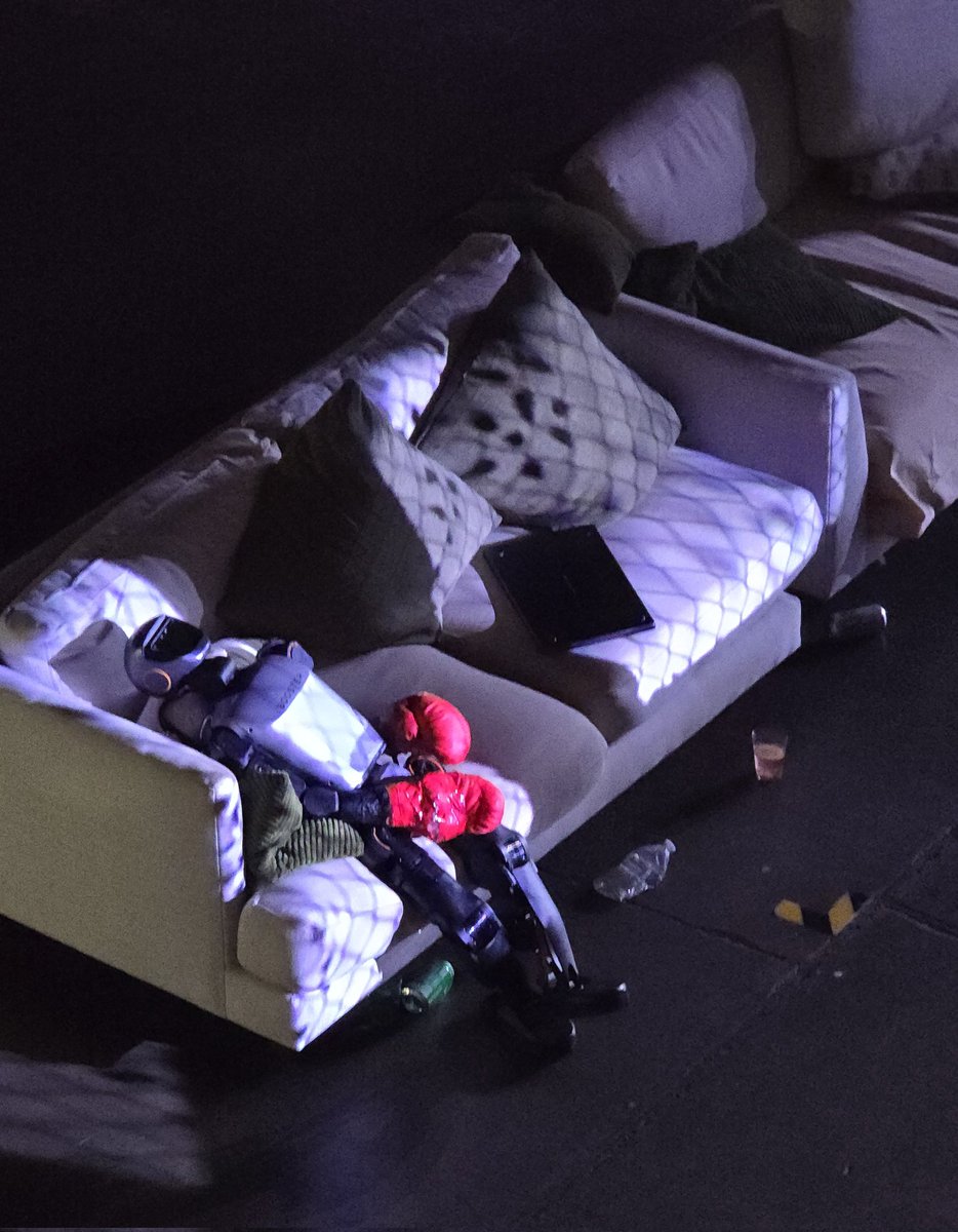 DavidSHolz's tweet image. an exhausted robot after a long night of cage boxing in downtown san francisco