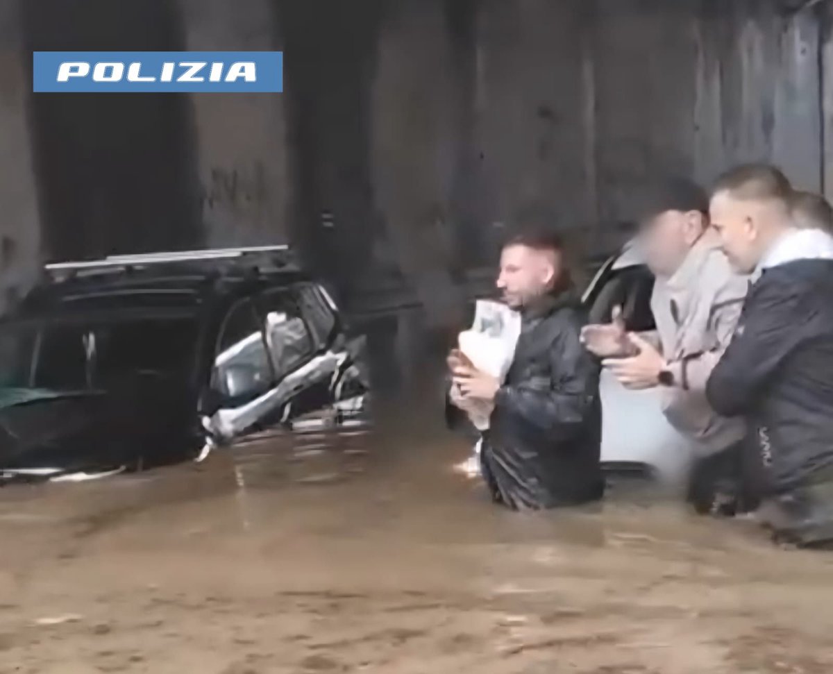 Viminale's tweet image. A seguito della recente esondazione del fiume Seveso, a Milano, alcuni  automobilisti erano rimasti bloccati all’interno delle proprie auto. I poliziotti intervenuti sul posto hanno soccorso diverse persone, tra cui il signor Giovanni, che qualche giorno dopo ha voluto…