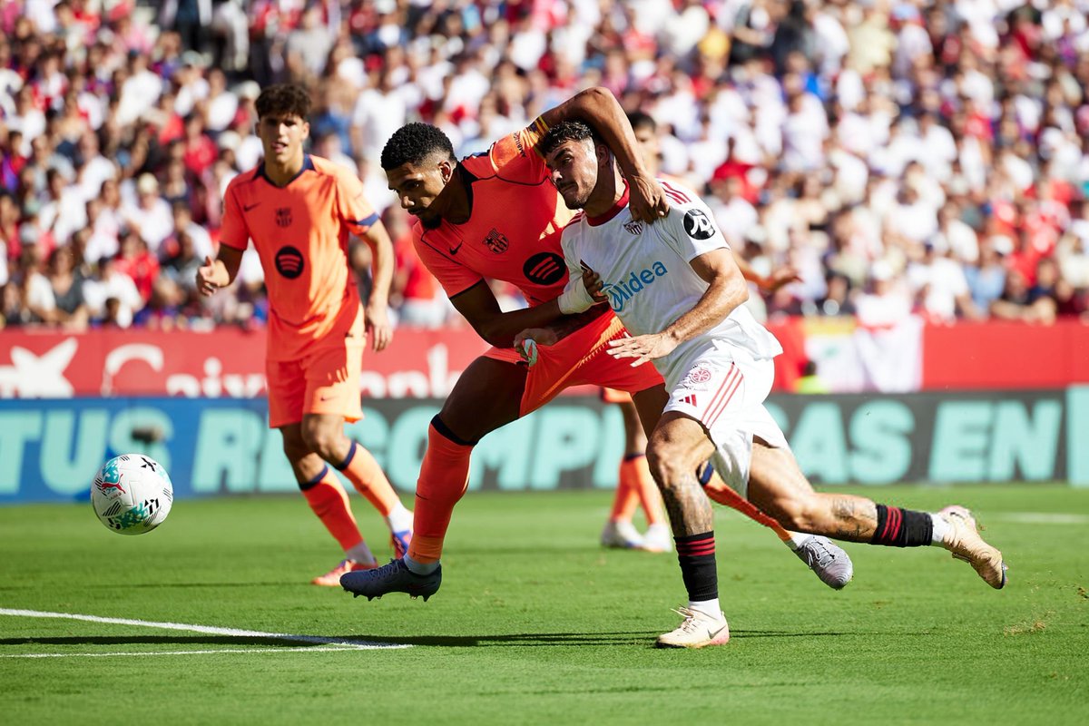 Forca_Fcb's tweet photo. سانتي نولا (مُدير MD): الدوري يبدو صعبًا هذا الموسم رغم مرور ثماني جولات فقط

صحيح، برشلونة كان سيئًا واستحق الخسارة، لكن ركلة الجزاء التي استعادها الـVAR في الهدف الأول، والخطأ على كوندِي في الثاني، كانتا فاضحتين، تمامًا كما حدث في ركلة فينيسيوس والطرد الظالم لمورينيو https://t.co/ndxjAHI8l5