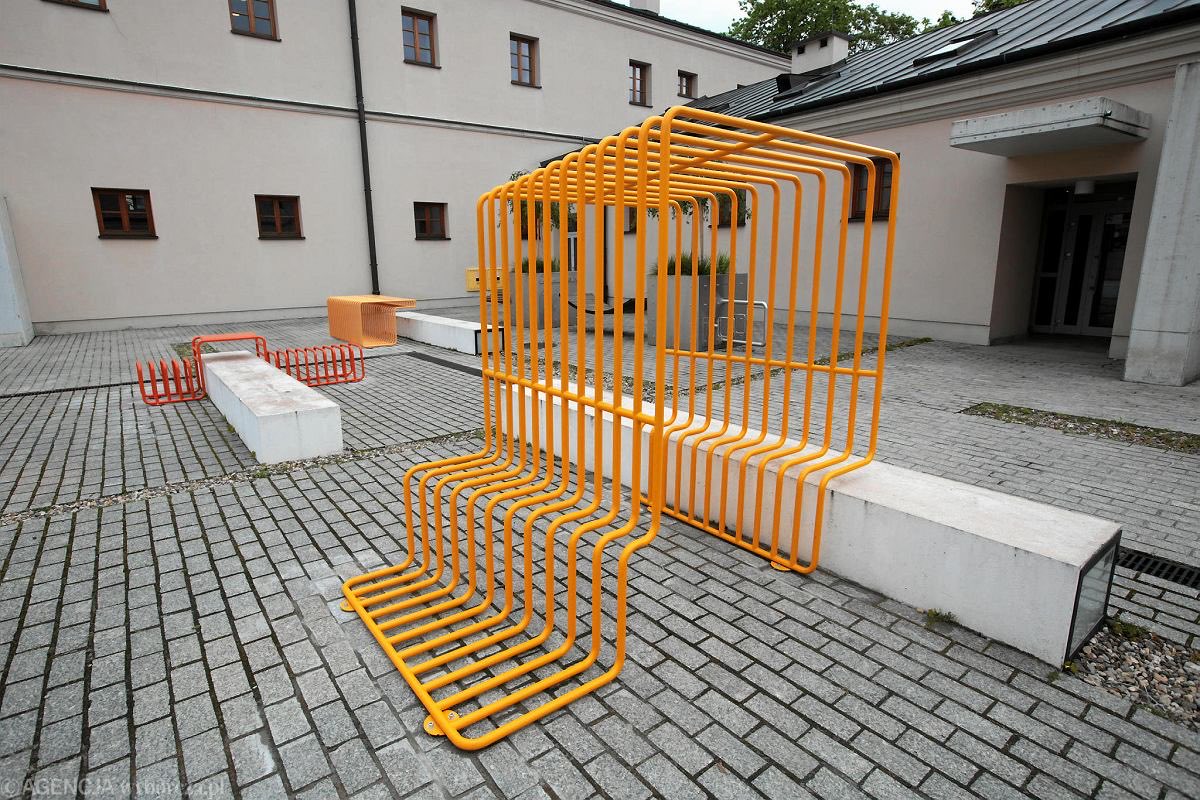 Rury na Wzgórzu Zamkowym, instalacja bardziej przypominająca stojaki dla rowerów niż cokolwiek innego. Zresztą byli tacy co się pomylili i przypięli tam rowery. Postała chwilę w historycznej części Kielc, a następnie została schowana w nieznane miejsce. Koszt 90 000 zł.