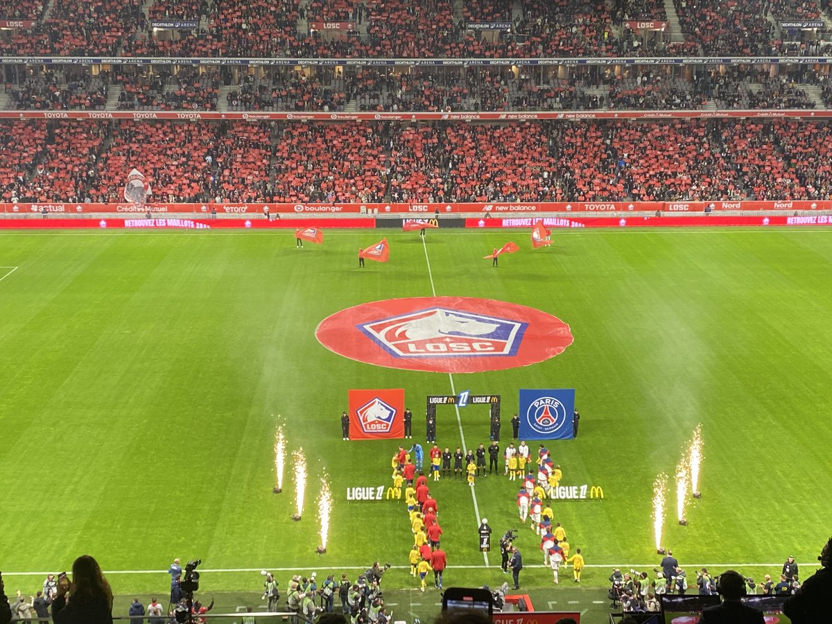 Lucas Chevalier gets a warm welcome back from his former fans as he lines up for PSG against Lille - the visitors looking to retake top spot from Marseille.

Luis Enrique has named four teenagers in the lineup, including Quentin Ndjantou for his first senior start.

📸<a href="/rafajuc/">Raphaël Jucobin</a>