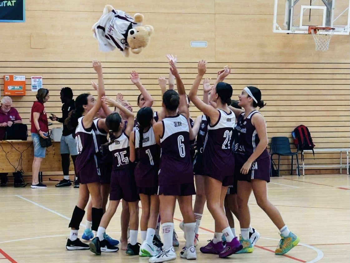 FemSantAdria's tweet photo. ▶️ 𝗙𝗜𝗡𝗔𝗟 𝗗𝗘 𝗣𝗔𝗥𝗧𝗜𝗧 ◀️
#𝗠𝗶𝗻𝗔𝗙𝗦𝗔

🏀 C.T. MINI - 1a FASE

#MinAFSA 7️⃣3️⃣ 🆚 JOVENTUT DE BADALONA 5️⃣1️⃣

🤜 Gran inici de competició i excel·lent victòria noies ✌️!

🫶 Moltes FELICITATS EQUIP 👏!

#ForçaLiles 💜 https://t.co/3sT8vntdL9
