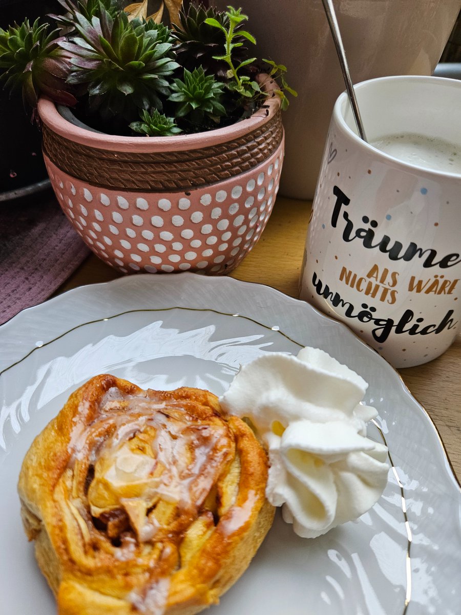 Heute gab es leckere Apfel-Zimt-Schnecken 🩷

#sonntag #kuchen #blätterteig #blätterteigschnecken
