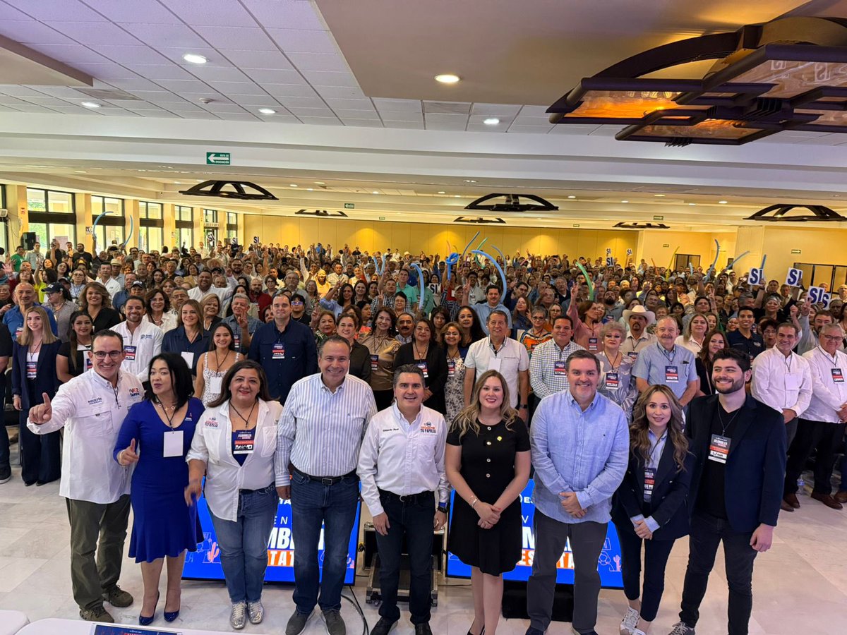 GildardoReal's tweet image. Venimos con el corazón lleno de historia, de lucha y de esperanza.
¡Arrancando nuestra gran Asamblea del @PANporSonora !

Porque ser panista es no rajarse, es creer en México, en la gente buena y en que siempre se puede construir un futuro mejor para nuestras familias.…