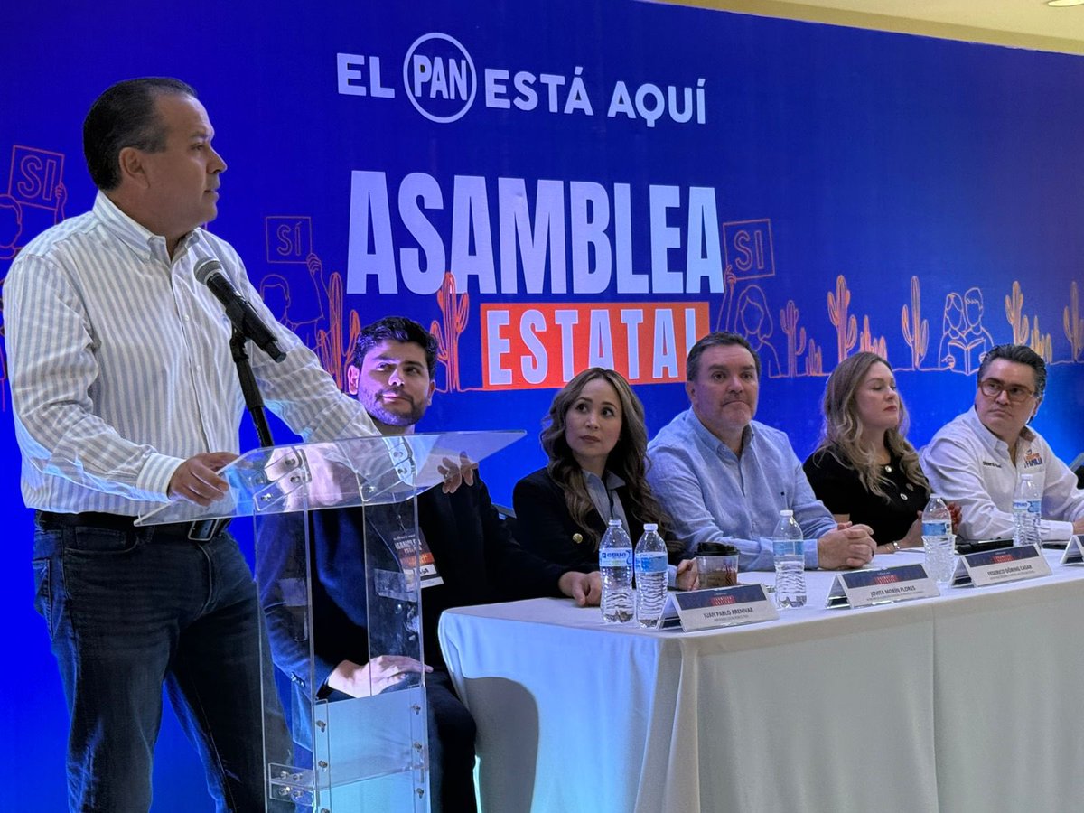 GildardoReal's tweet image. Venimos con el corazón lleno de historia, de lucha y de esperanza.
¡Arrancando nuestra gran Asamblea del @PANporSonora !

Porque ser panista es no rajarse, es creer en México, en la gente buena y en que siempre se puede construir un futuro mejor para nuestras familias.…