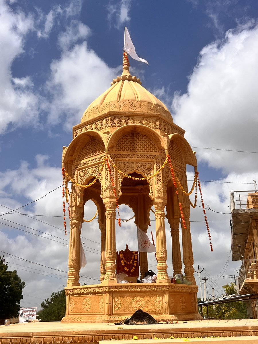 surendarsingh17's tweet image. #जुंझार दुर्जनसिंह जी #भाटी रामसिंह होत दक्षिणी #बसिया नियू देवली मूर्ति अनावरण फतेहगढ़ जैसलमेर !!
@crsinghbhati
@bhatihistory
@PoonamBhatis