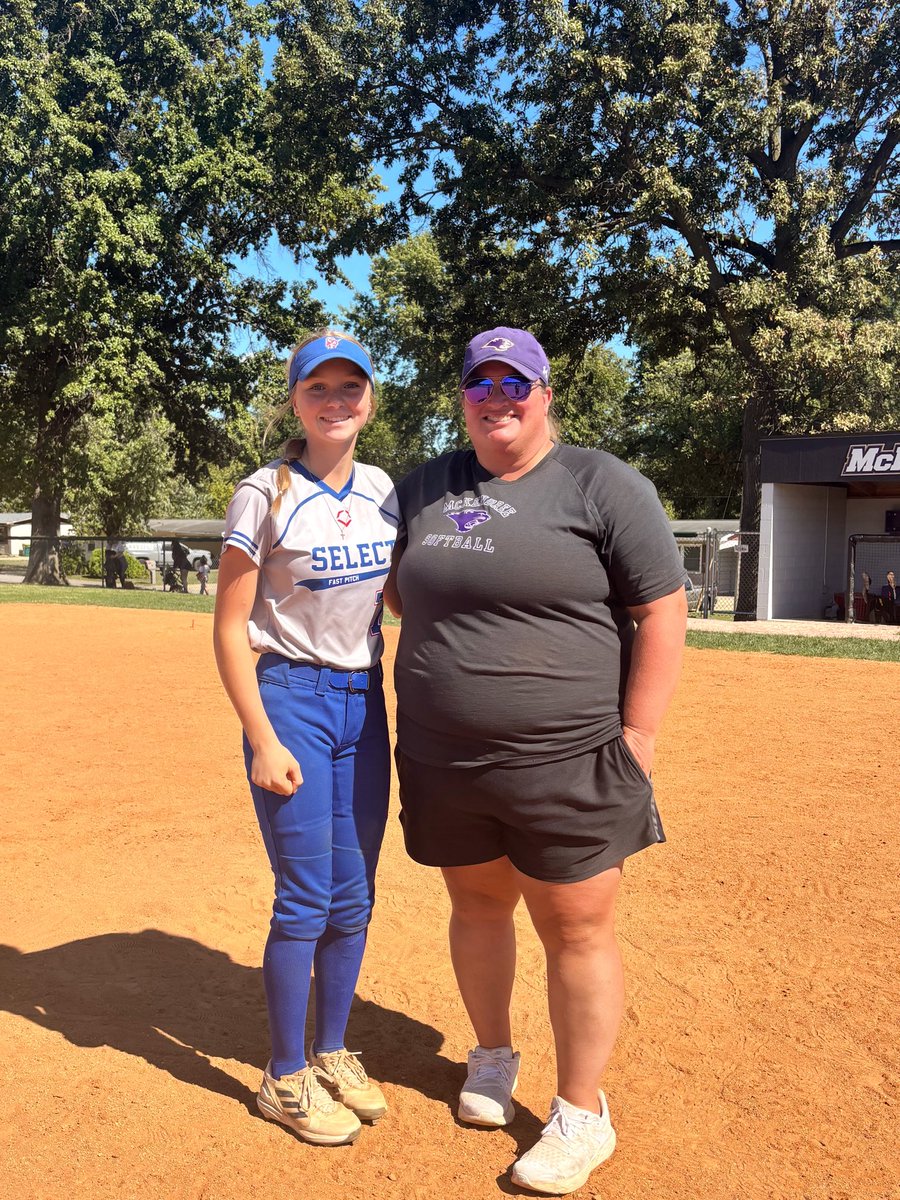 GracieKW2028's tweet image. Thank you @McKendreeSB for hosting a great camp today! I really enjoyed the live scrimmaging during the last half of the camp &amp;amp; the q&amp;amp;a with the current players! Go Bearcats! 🐾

@Coach_Tarter
@ejonesrockchalk
@SelectFP_Backs