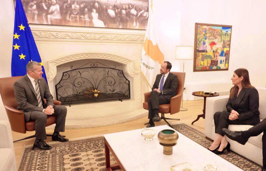 CYpresidency's tweet photo. Η ανταγωνιστικότητα της ναυτιλίας της ΕΕ και οι ρυθμίσεις του κανονιστικού πλαισίου της παγκόσμιας ναυτιλίας βρέθηκαν στο επίκεντρο της συζήτησης του Προέδρου της Δημοκρατίας @PresidentCYP @Christodulides με τον Γενικό Γραμματέα του ΙΜΟ, κ. Arsenio Dominguez.

Ο ναυτιλιακός κλάδος, ένας κλάδος με ανθεκτικότητα, με τις εταιρείες πλοιοκτησίας και πλοιοδιαχείρισης, καθώς και τις εταιρείες που προσφέρουν παρεμφερείς υπηρεσίες, αποτελεί έναν ισχυρά αναπτυσσόμενο πυλώνα της κυπριακής οικονομίας.