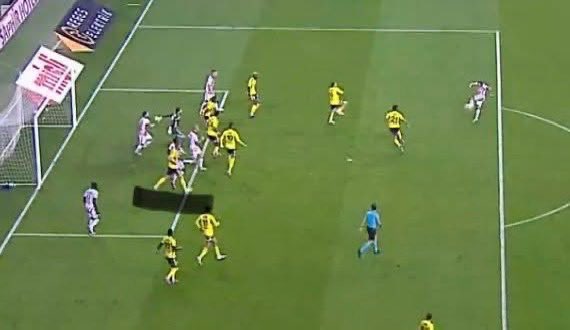 #SONDAKİKA 

Halil Umut Meler, Samsunspor'un golünü kaleci Tarık Çetin'in görüş açısını kısıtlaması sebebiyle iptal ettiğini soyunma odası koridorlarında oyunculara açıkladı. (beIN Sports)

ulAn görüş açısını kapatan kim orda samsunlu futbolcu bile yok.
Hayatınız yalan dolan