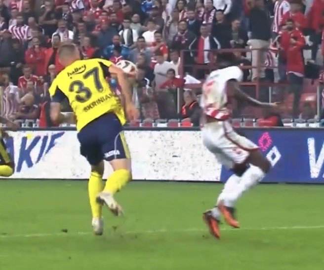 İlk fotoya el diyen hakemler ikinci fotoya omuz dediler. Bu ülkede futbol bitmiştir kardeşim.