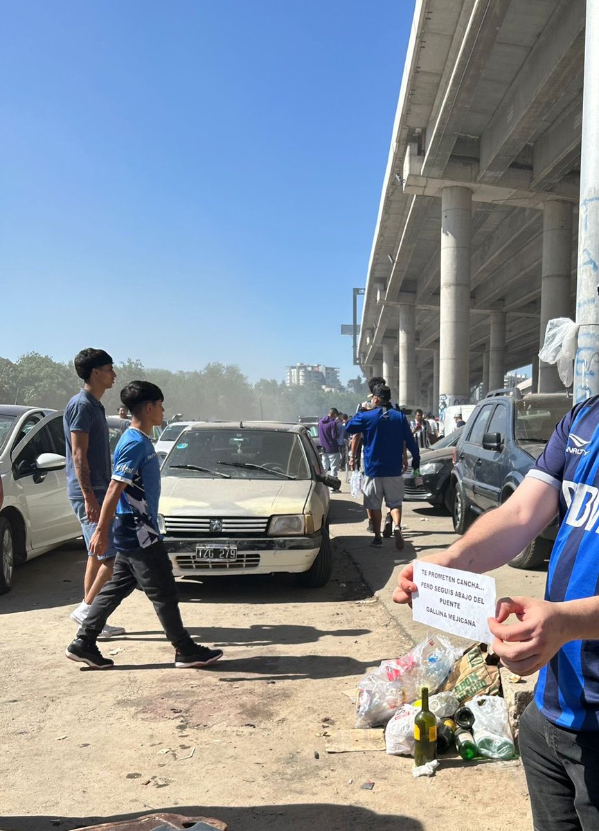 Alguien lee que dice el cartelito? JAJAJAJJAJAJAJAJAJAJAJJAJAJAJAHA 🔪🐔