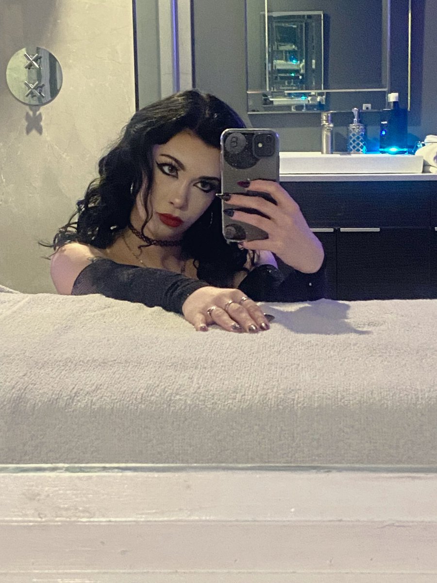 A little mirror selfie for you🤭
