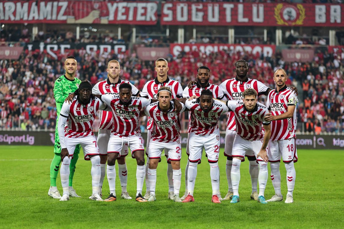 mert_akcay_17's tweet photo. Yapı bugün Fenerbahçe'nin kaybedip yarıştan kopmaması için Samsunspor'un kazanmasını istemedi. Net golümüzü ofsayt gerekçesiyle iptal ettirip birde penaltımız verilmedi. Samsunspor bugün Fenerbahçe karşısında harika futbol oynadı.
#Samsunspor https://t.co/UyF5hgNRER