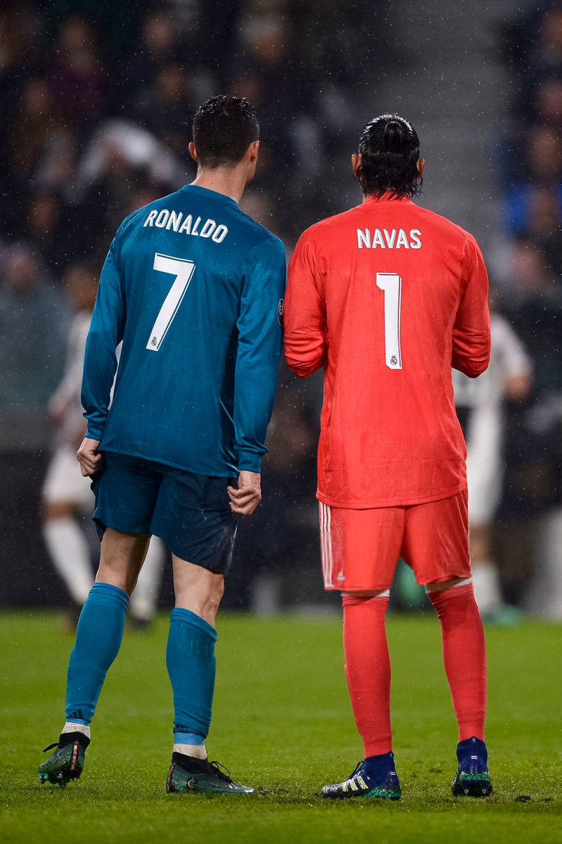 CR7xWorld's tweet image. — كريستيانو أم ميسي؟ 

🇨🇷 كيلور نافاس: &quot; لعبت معهم كليهما، ولكن كريستيانو&quot;. 🐐