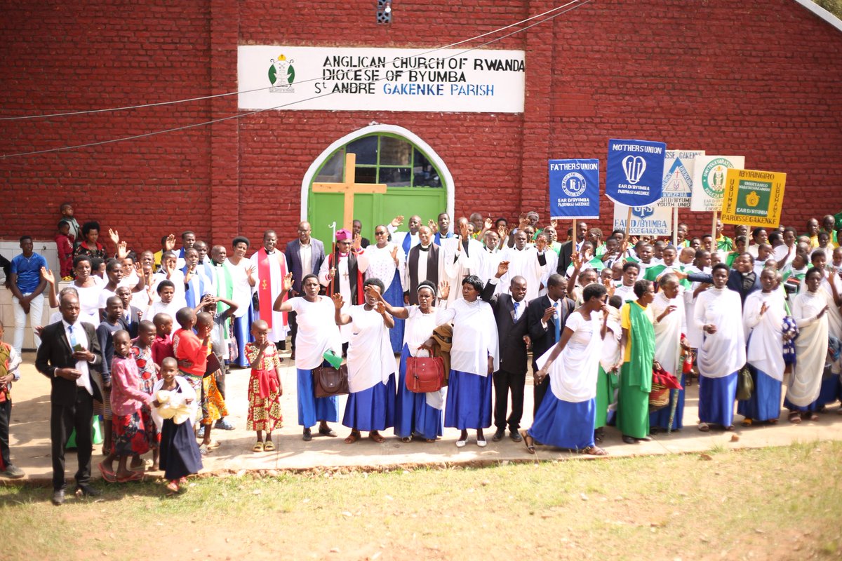 🚨 Amakuru mashya🚨
None, umwepisikopi na Madame basengeye muri Paruwase ya Gakenke iherereye mubucidikoni bwa BYUMBA, umwepisikopi yakora imirimo yo kurambikaho ibiganza abakristo basaga 70 ndetse no kugabura ijambo ry'Imana n'igaburo ryera.Gakenke muhabwe umugisha!!!