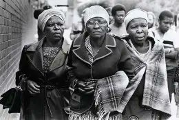 HistorySAZAR's tweet image. Pauline Moloise arrives at a vigil outside Pretoria Prison shortly before the execution, by hanging, of her son Benjamin Moloise, October 1985. Image Source: Hubpages/Afrapix