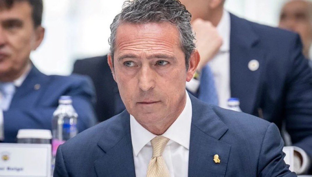 Ali Koç ve yönetiminin, Tarihin en iyi kadrosu diye itelediği bu kadro ligi ilk 3’te bitirirse dua edin. Gider ayak “Hayat Kumardır” diye getirdikleri hoca da bu camia’nın 1 senesini daha çöp etti. Fenerbahçe’nin 8 yılını çaldınız gram hakkım varsa haram zıkkım olsun