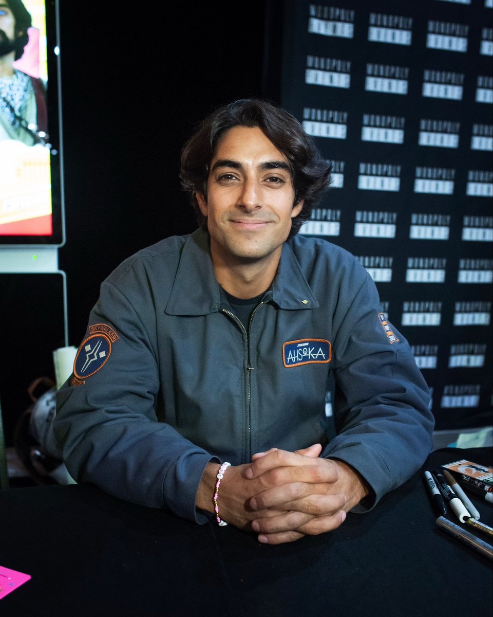 comconmanc's tweet image. Ahsoka star, Eman Esfandi had a great time meeting everyone at Comic Con Manchester 💛

May the Force Be With You 🫡 

📸: Kieran Riley