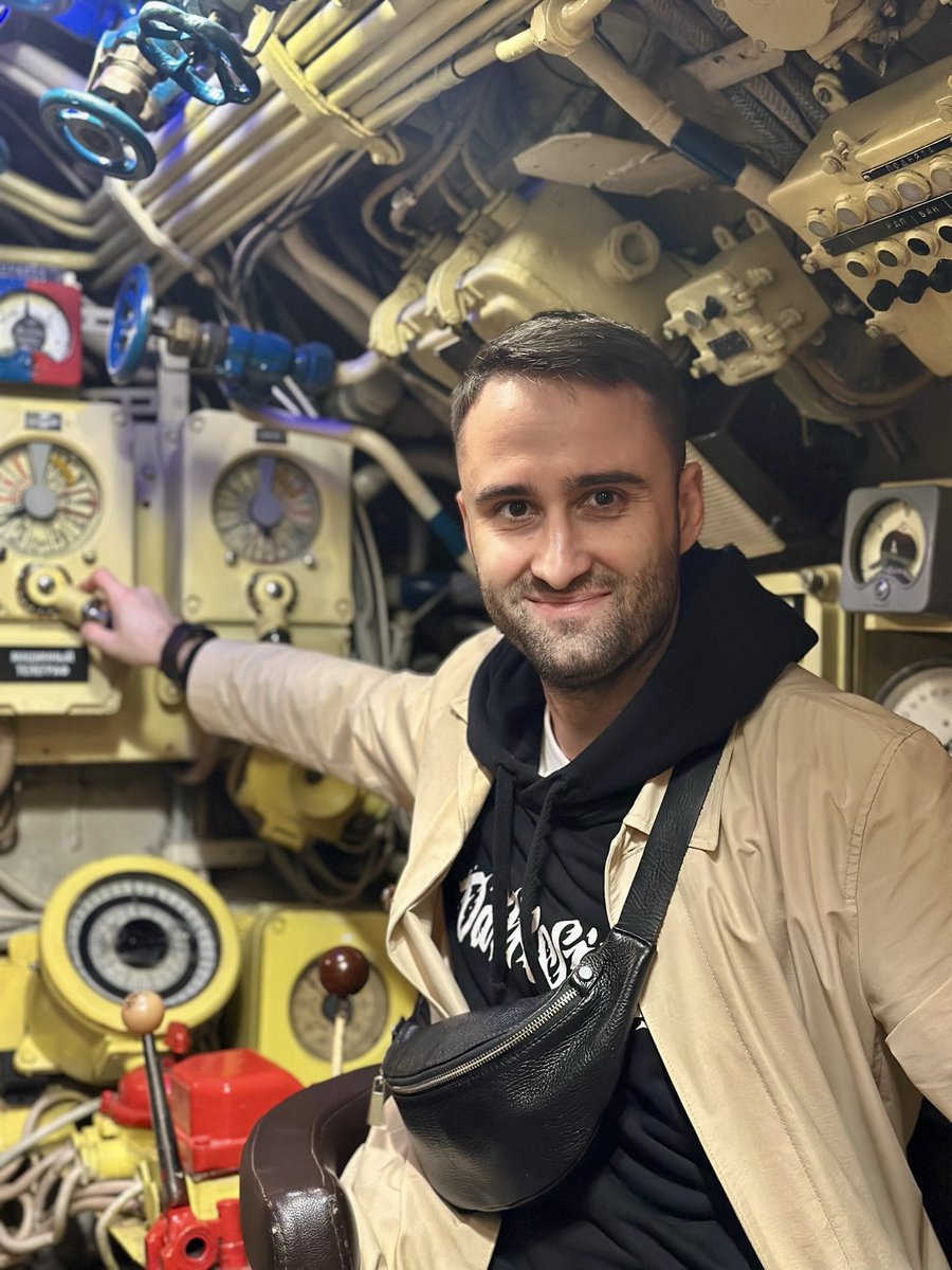 el_roybt's tweet photo. 1. На первой фотке мое лицо 99% времени в отпуске 
2. На второй фотке я попал на подводную лодку. Где можно крутить все вентиля и нажимать кнопки. Как сделать мужика счастливым. https://t.co/Btd11dPEDk