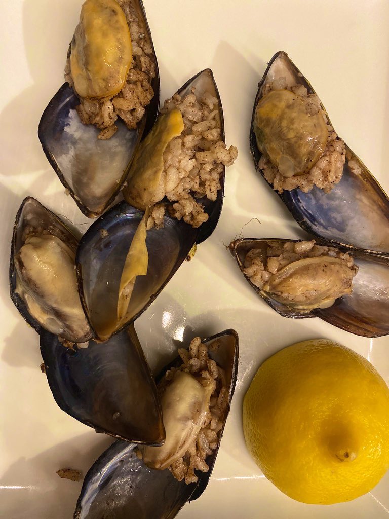 Midyelerin içinde bulunan etsi besin, bakteri, virüs, mantar ve balık dışkılarının öğütülmüş halidir