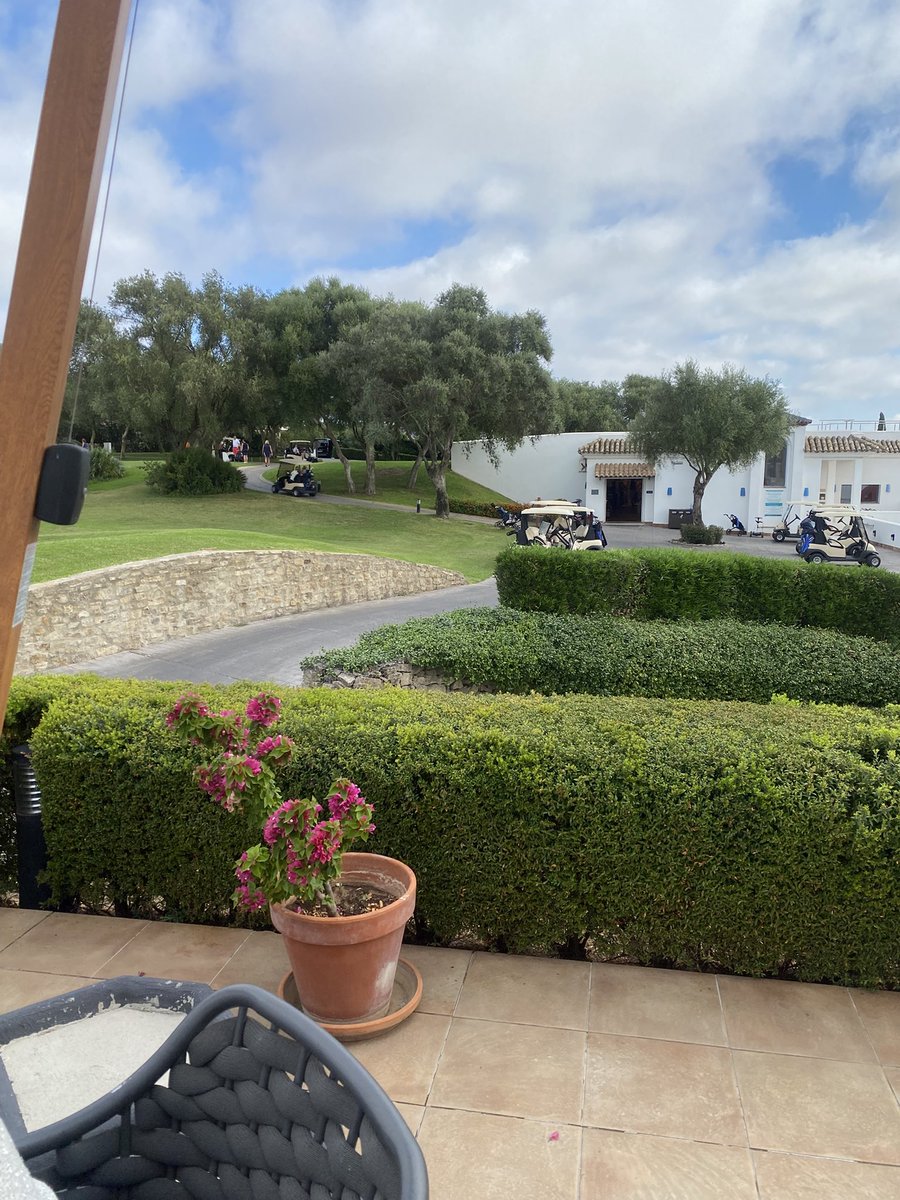 El <a href="/RealBetis/">Real Betis Balompié 🌴💚</a> , contra viento y marea, se coloca en puesto Champions. Un bético pasa a la historia <a href="/ruedajr99/">Rueda⚡️🏄🏻‍♂️</a> . Después del parón empieza a recuperar efectivos. No he podido estar querido <a href="/jcandrade_m/">Jcandrade</a> pero te dije que ganaba. Necesitaba descansar. Por cierto, vaya los arbitrajes.