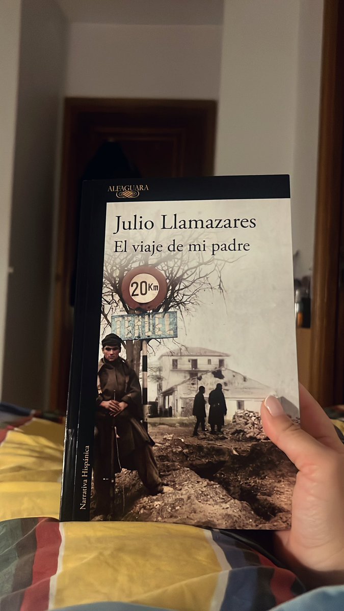 Mañana toca levantarse a las 5:15, así que ya en la cama, que el ratito de lectura antes de dormir es sagrado. 
Empiezo el que me compré ayer de Julio Llamazares, a ver si me vuelve a conquistar, como me pasó con La lluvia amarilla. 

Buenas noches 🌙