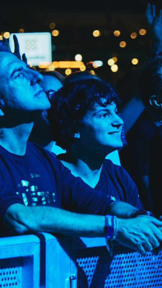 Aquí está la imagen de un chico maravillado por el concierto que estaban dando Buffalo Tom...

📸: Luis Pérez Contreras