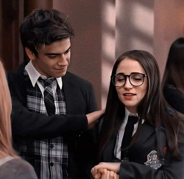 lifegastina's tweet image. Ella es Nina, Nina ama su espacio personal, él es Gaston, Gaston también ama el espacio personal de Nina