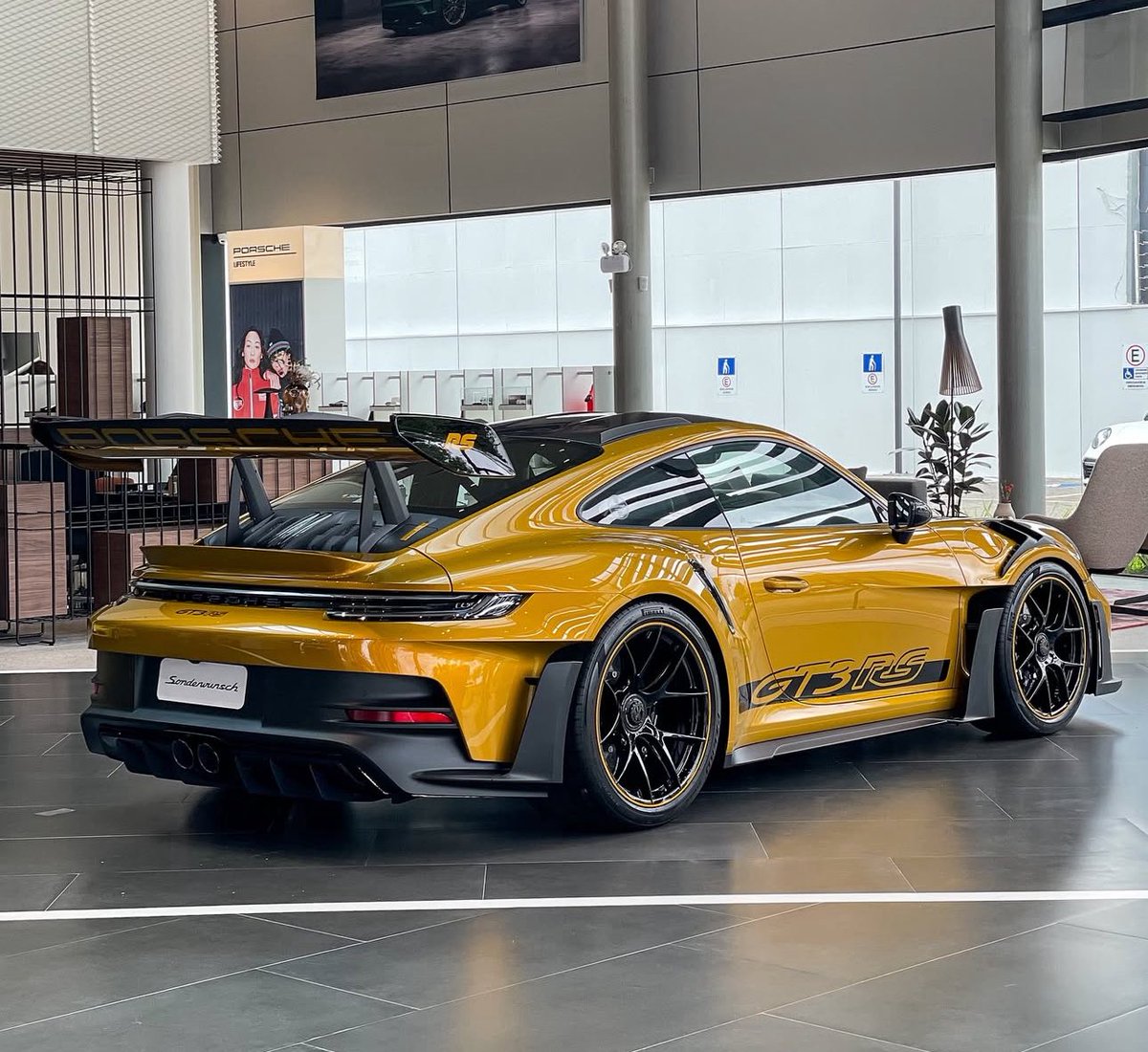 One thing I've noticed about the 992 GT3 RS is that it's impossible to have one favorite spec. Just when you thought you've found a clean spec...BOOM...you come across another one that's better.