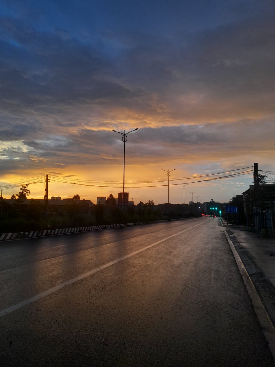 thinhbicu0901's tweet photo. Đêm nào cũm làm vài chai rồi mới ngủ đc https://t.co/xHHsz8AnEg