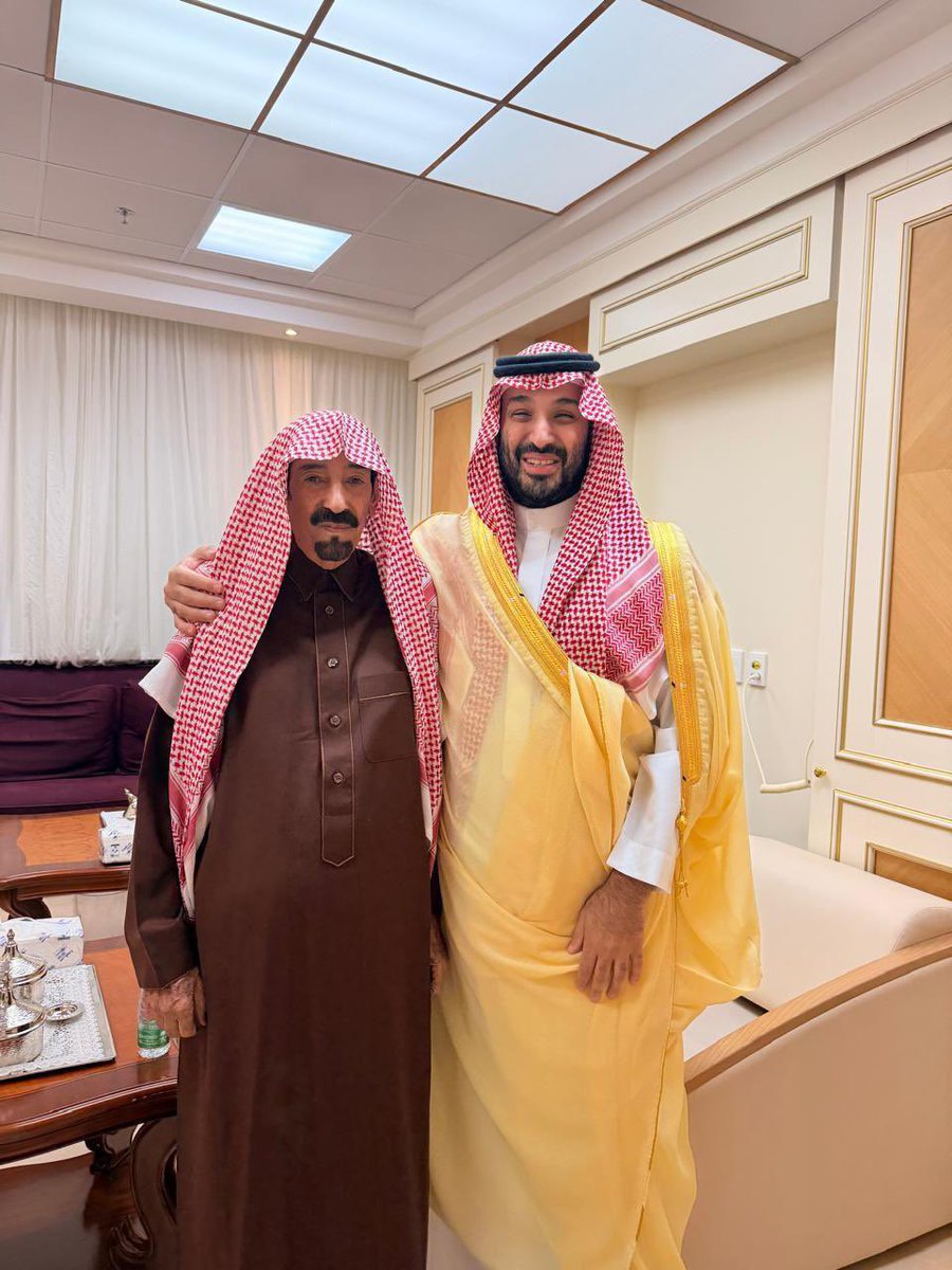 وإن بغيت تشوف أقرب مثالٍ للتواضع
ركّز على وليّ العهد سيّدي محمد ..
في كل وقتٍ وساعةٍ كل شيٍ له خاضع
وهو ما يخضع إلا لربّه، ليا صار ساجد ..
#محمد_بن_سلمان