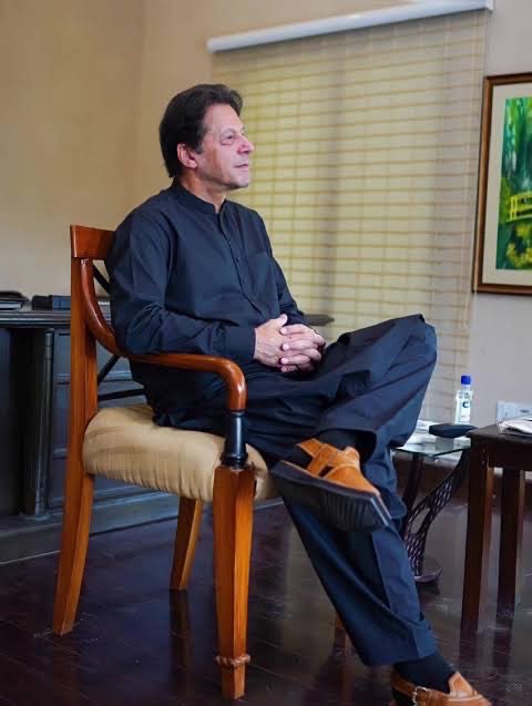 sidrah_anees's tweet photo. ڈھونڈو گے اگر ملکوں ملکوں 
ملنے کے نہیں نایاب ہیں 
🎂🥹🫀
#HappyBirthdayImranKhan https://t.co/2mtjDaWJKn