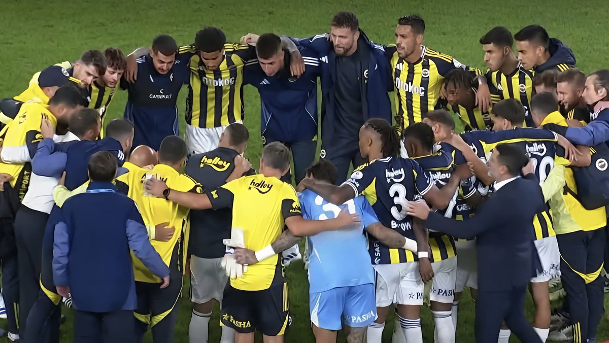 🚨 Maç sonunda Domenico Tedesco ve ekibi saha ortasında kenetlenerek şampiyonluk sözü verdi.