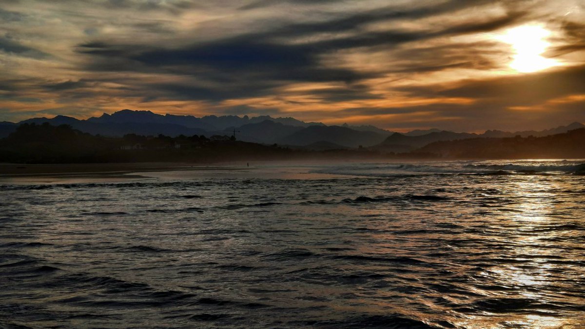 En Octubre y aun esta agradable el agua en Cantabria.. asi hasta el final de la tarde..