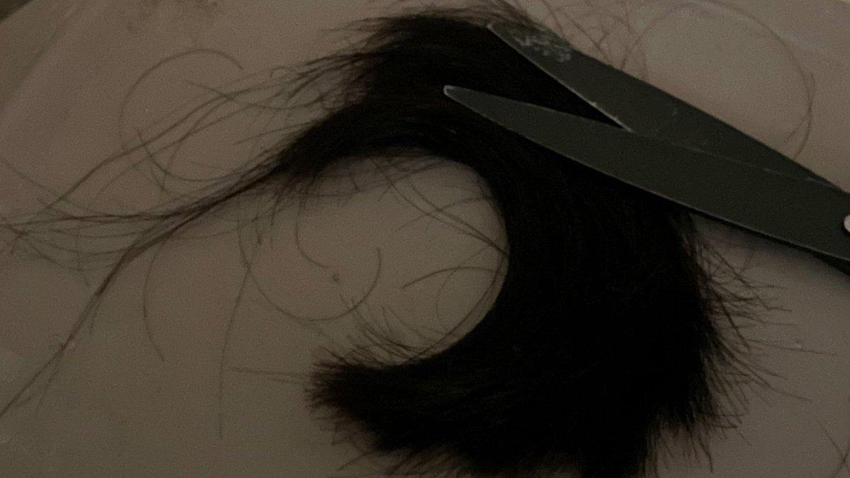 « ياسعود عقب غياب شهرين وشوي
 جتني تشاورني بـقصة — شـعرها »