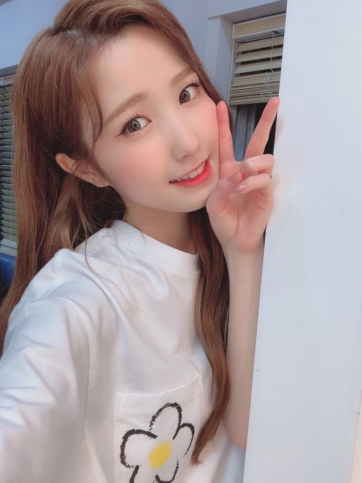 smnarchive's tweet photo. hii who debuted at 12 &amp; hii who has dedicated half her life to being an idol and hii who turned 24 today… happy birthday hitomi! we’re so proud of you and hope you never stop following your dreams! we love you🩷

#SAY_HITOMI_HBD https://t.co/BUKD36aKj8