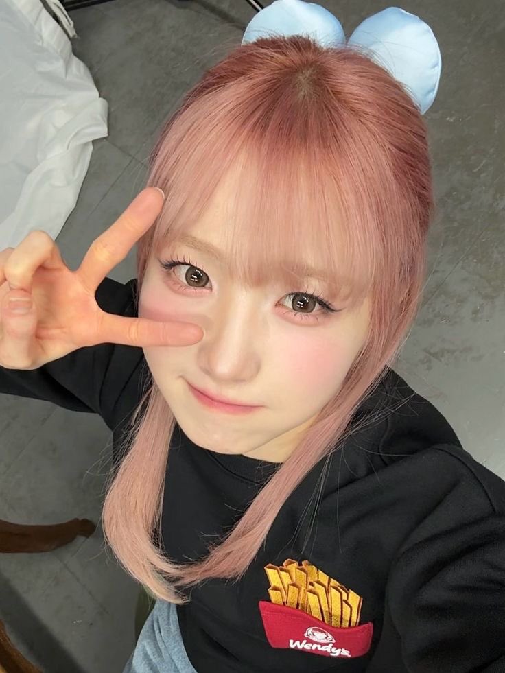 smnarchive's tweet photo. hii who debuted at 12 &amp; hii who has dedicated half her life to being an idol and hii who turned 24 today… happy birthday hitomi! we’re so proud of you and hope you never stop following your dreams! we love you🩷

#SAY_HITOMI_HBD https://t.co/BUKD36aKj8