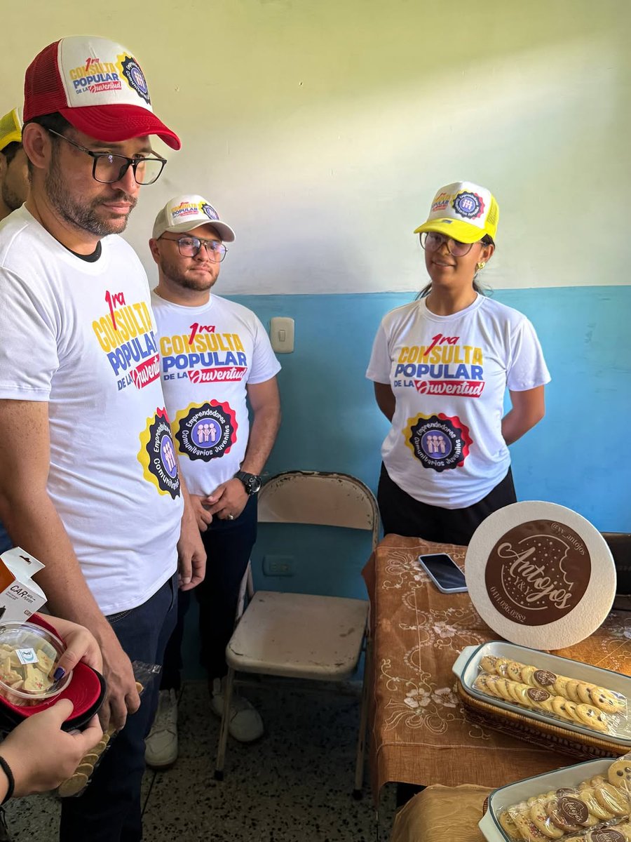 JhonatanAraque's tweet photo. 🚀Gran día en la #ExpoFeriaEmprendedoresJuveniles de J. R. Suárez, acompañando al alcalde #nelsonalvarez Ver la creatividad de nuestros chamos es increíble

¡Esto es el resultado de la 1ra Consulta Popular de la Juventud! 💪 Jóvenes produciendo #JhonatanAraqueConcejal https://t.co/GfUY35bpyq