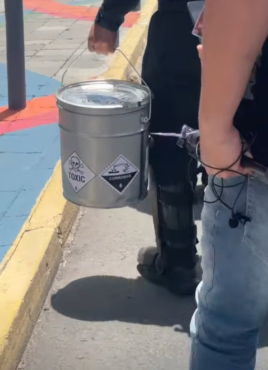 A la gente que sabe:
 ¿Qué son los baldes que cargaba hoy la Policía cuando iban a reprimir la marcha de este domingo en Quito? ¿Qué contienen?