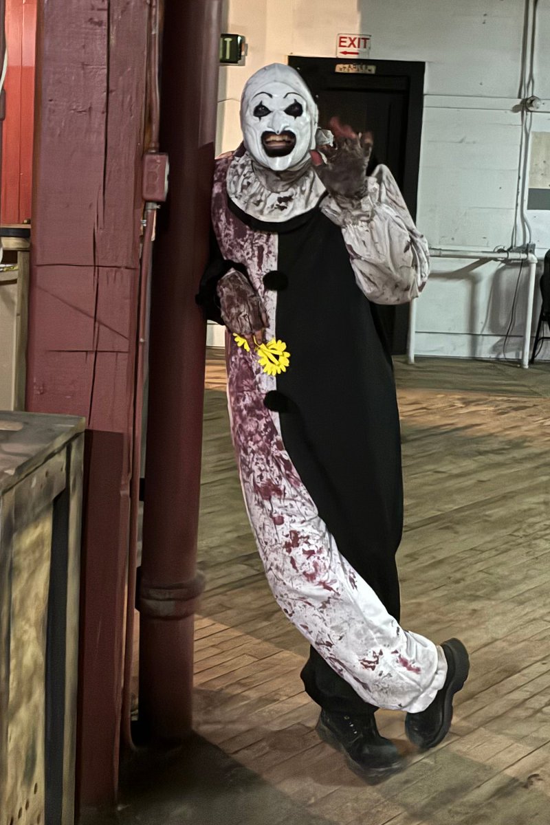 JXUnderworld's tweet photo. Art’s been waiting for you… and he’s dying to say hello.
Doors open tonight from 7PM–11PM. Come say hi. He insists.
👉 https://t.co/RmuSWKgxCU https://t.co/dEOOy66o0E