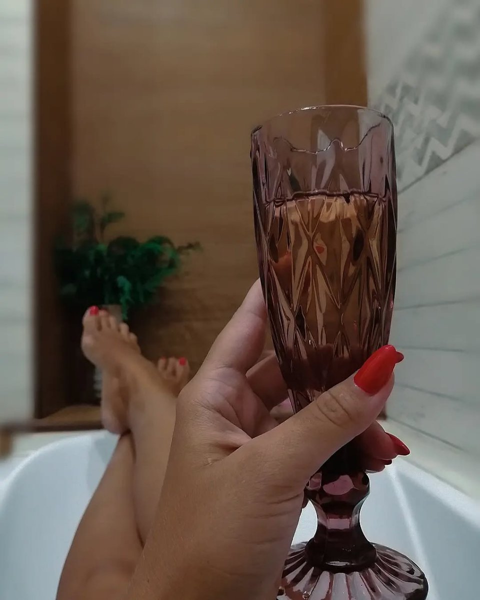 🫠At this moment, the bathtub is my sanctuary. The hot water drowns my fatigue, and the glass of champagne is my only agenda🤗

No to-do list, no unread emails—only this moment of peace, my reward

Cheers to today's success, and to myself for knowing when to turn off🥂