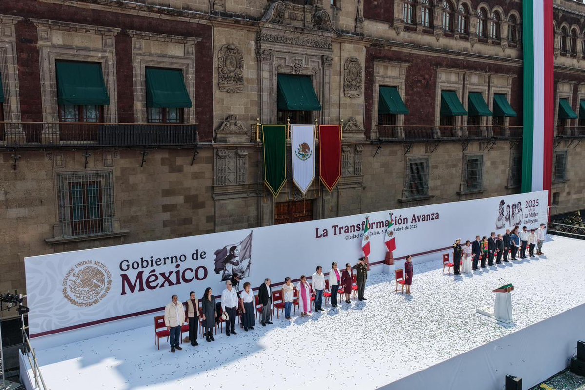 SRE_mx's tweet image. 📸 Este domingo, en el Zócalo, el canciller Juan Ramón de la Fuente acompañó a la presidenta Claudia Sheinbaum Pardo en su mensaje al pueblo de México, con motivo del primer año de gobierno del @GobiernoMX.

¡La transformación avanza con la primera presidenta en la historia de…
