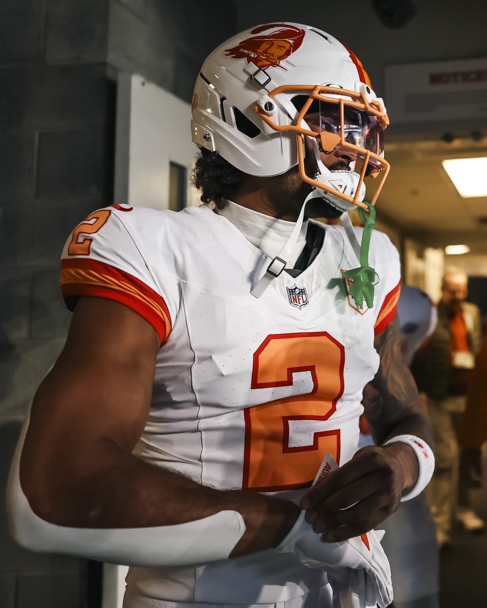 Buccaneers's tweet photo. From the Class of '76 to the Class of '25, these uniforms are EVERYTHING 🤍🧡 https://t.co/xFdTGmgUoh