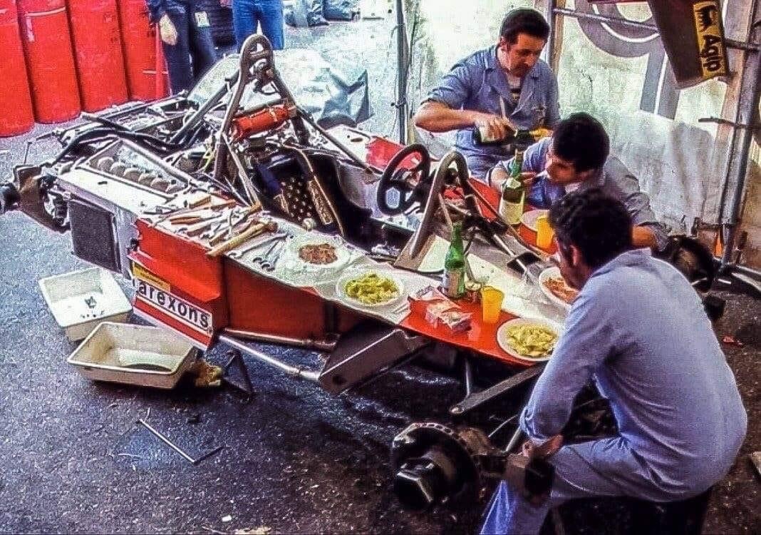 Retromania4ever's tweet image. 🟩⬜🟥 Ferrari #Formule1 team lunch break, back when… 🥺