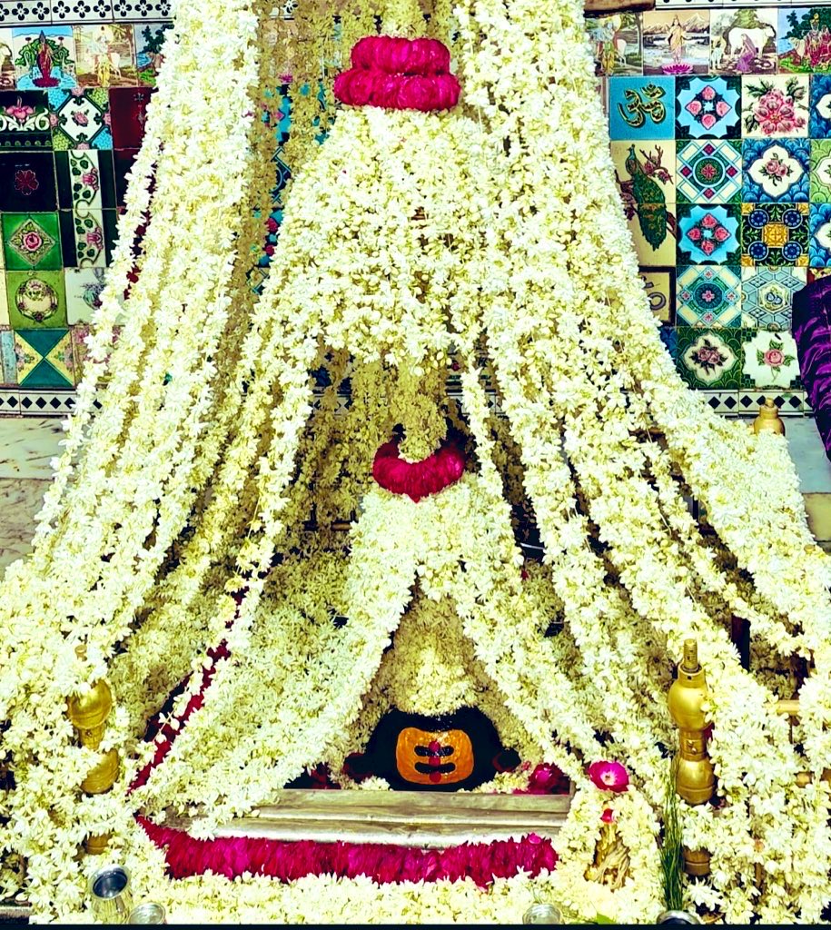 Tanvi Sharma (@tanvisharmajpr) on Twitter photo 🚩श्री तारकेश्वर महादेव मंदिर,जयपुर 🔱
कर्पूरगौरं करुणावतारं संसारसारं भुजगेन्द्रहारम्।
सदा बसन्तं हृदयारबिन्दे भबं भवानीसहितं नमामि।।🙏 #जय_श्रीगणेश_जी_महाराज
#हर_हर_महादेव #ॐ_नमः_पार्वती_पतये #ॐ_हनुमंते_नमः <a href="/sushilksh/">Sushil Kumar Sharma</a> 🚩श्री तारकेश्वर महादेव मंदिर,जयपुर 🔱
कर्पूरगौरं करुणावतारं संसारसारं भुजगेन्द्रहारम्।
सदा बसन्तं हृदयारबिन्दे भबं भवानीसहितं नमामि।।🙏 #जय_श्रीगणेश_जी_महाराज
#हर_हर_महादेव #ॐ_नमः_पार्वती_पतये #ॐ_हनुमंते_नमः <a href="/sushilksh/">Sushil Kumar Sharma</a>