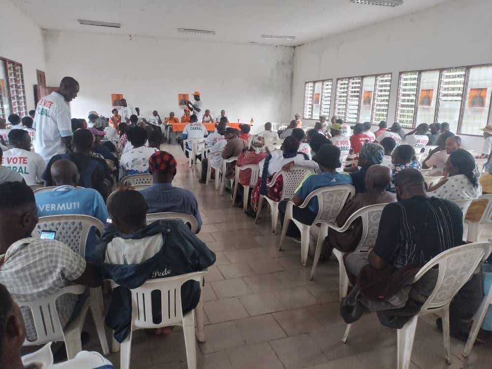 wandafu7's tweet image. 🟠🇨🇲L’élite politique du PCRN originaire de Mouanko. Mme Emy South  a quitté la France où elle réside pour venir porter haut les couleurs de la vague orange dans son arrondissement natal.
Bravant les conditions difficiles de la route elle a tenu à rejoindre le lieu du meeting où…