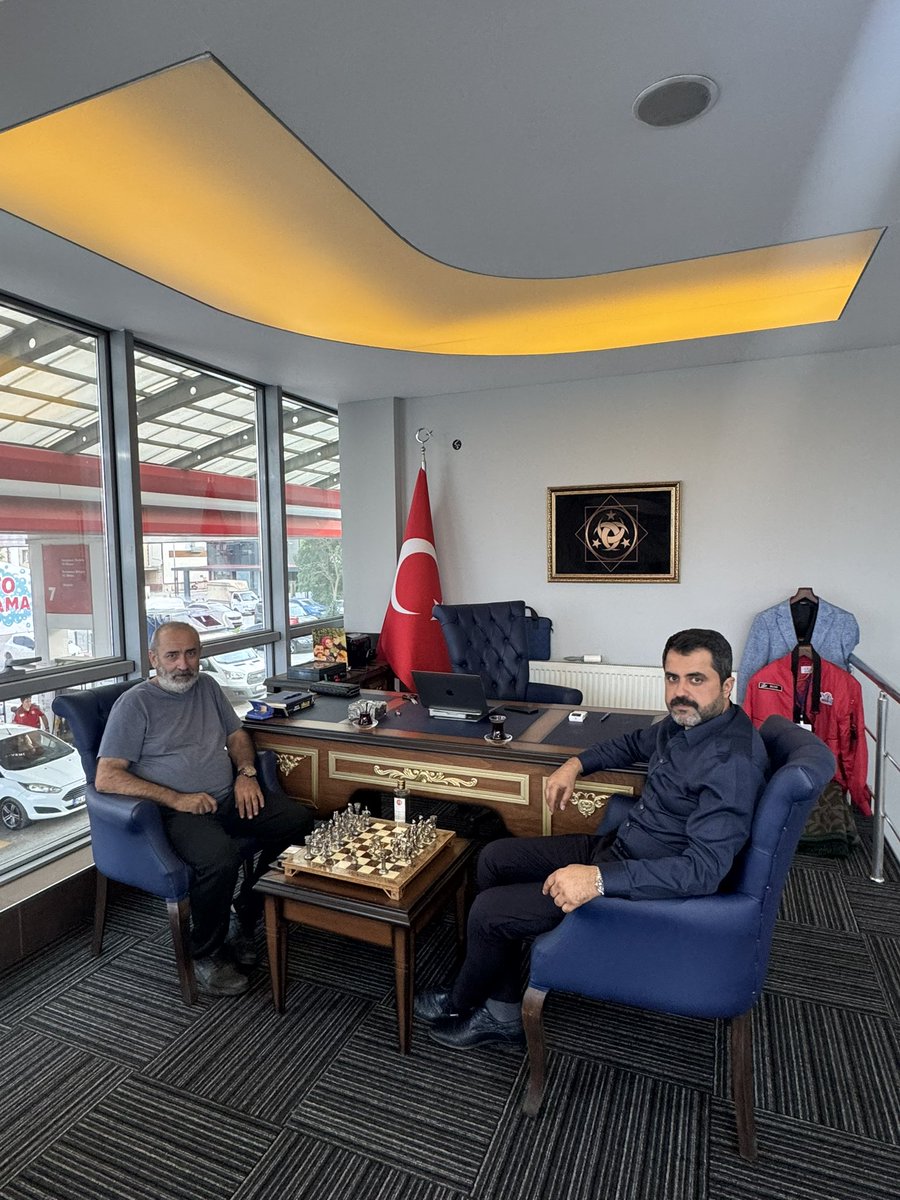 AK Parti Aşık Veysel Mahalle Başkanımız Sn. Ömer Koç abim  ziyaretimize geldi.

Birlikte yıllarımızı İlâ-yı Kelimetullah davasına adadık, Cumhurbaşkanımız Sayın Recep Tayyip Erdoğan’ın izinde omuz omuza yürüdük.

Ömer abim, geçimini oto kurtarıcıyla sağlayan, alın teriyle evine