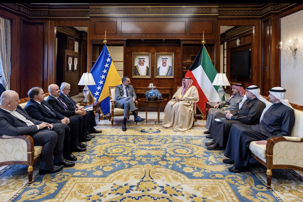 NGorenc's tweet photo. @MZEZ_RS @tfajon @vladaRS @SLOinUAE @MZEZ_RS, ali je kakšen poseben razlog, da ob obiskih tujih zunanjih ministrov v Kuvajtu v ozadju izobesijo tudi zastavo države gostje, ob obisku slovenske zunanje ministrice @tfajon pa ne? @AleksHribovsek @ViktorijaV11 https://t.co/1VKXWJ9vTD